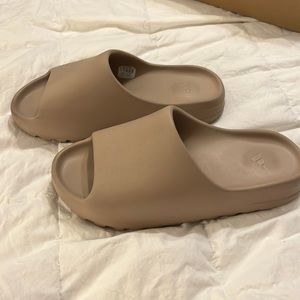 Selling Yeezy Pure Slides size 11.Worn once.They run small. Pristine condition.